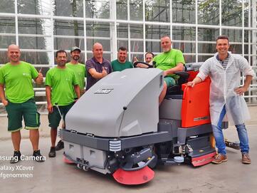 das Team von Frutura übernimmt eine neue Großflächen-Reinigungsmaschine von Stangl