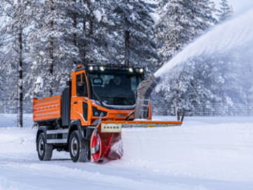 Winterdienst mit dem Multicar M41 mit Schneefräse